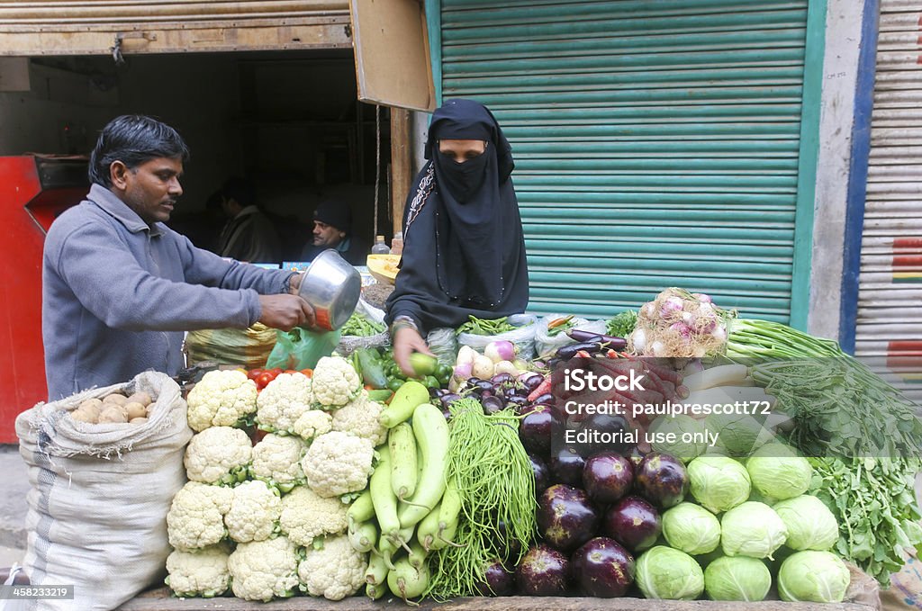 女性野菜の購入 - アジアおよびインド民族のロイヤリティフリーストックフォト