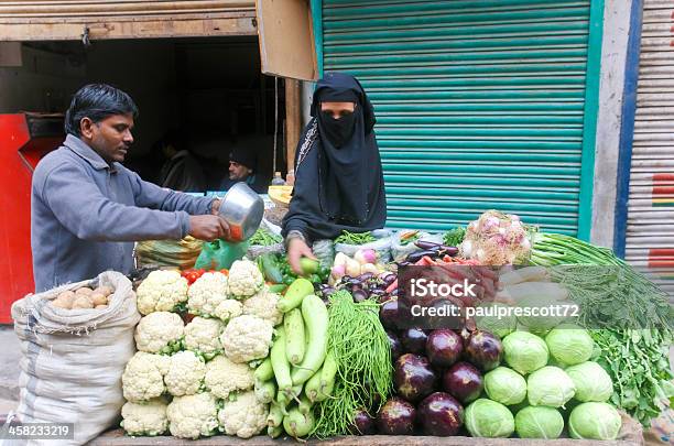 女性野菜の購入 - アジアおよびインド民族のストックフォトや画像を多数ご用意 - アジアおよびインド民族, アブラナ科, イスラム教