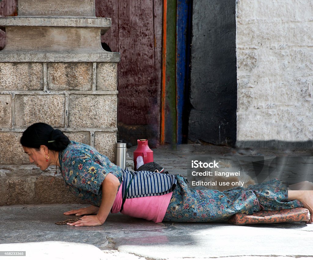 Tibetano pilgrims frontal templo de Jokhang - Foto de stock de Dar gracias libre de derechos