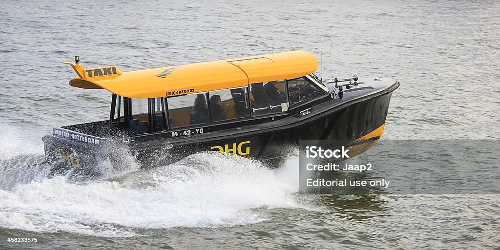 Casal transportados em um táxi aquático no novo Rio Mosa, Rotterdam - Foto de stock de Barco de passageiros royalty-free