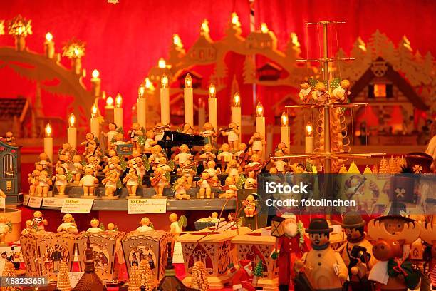 Christmas Market Stand Mit Hölzernen Craft Abbildung In Stuttgart Stockfoto und mehr Bilder von Stuttgart