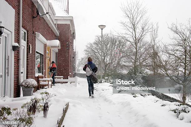 Scena Di Inverno In Olanda - Fotografie stock e altre immagini di Adulto - Adulto, Ambientazione esterna, Camminare