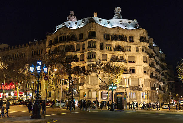 casa mila ou la pedrera ") pelo anoitecer - la pedrera imagens e fotografias de stock