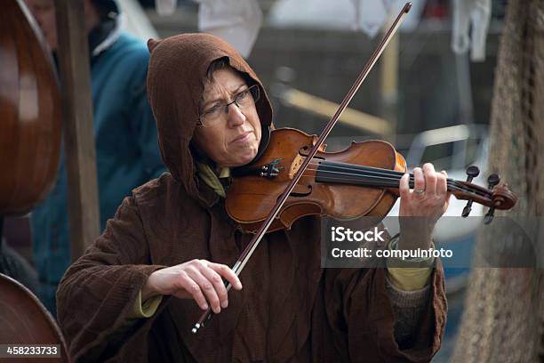 Photo libre de droit de Femme Jouant Du Violon banque d'images et plus d'images libres de droit de Accord - Concepts - Accord - Concepts, Activité, Adolescence