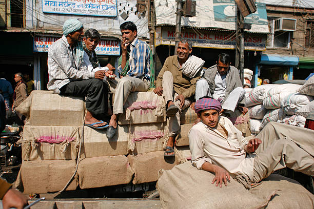 indian labourer's przerwa - clothing india delhi tired zdjęcia i obrazy z banku zdjęć