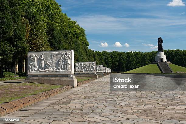 Estátua De Um Soldado Russa No Parque Treptower Berlim Alemanha - Fotografias de stock e mais imagens de Antiga União Soviética