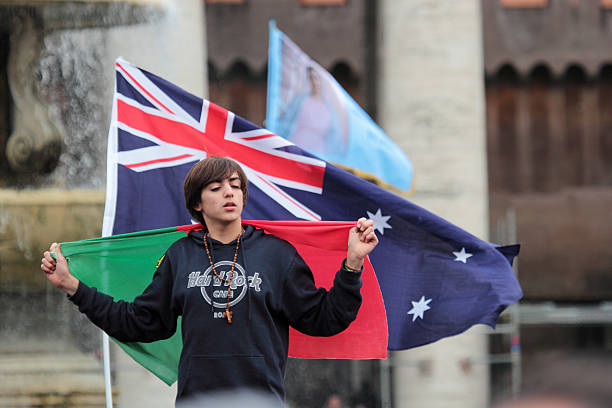 jeune portugais fidèle attend le pope francis i - bergoglio photos et images de collection