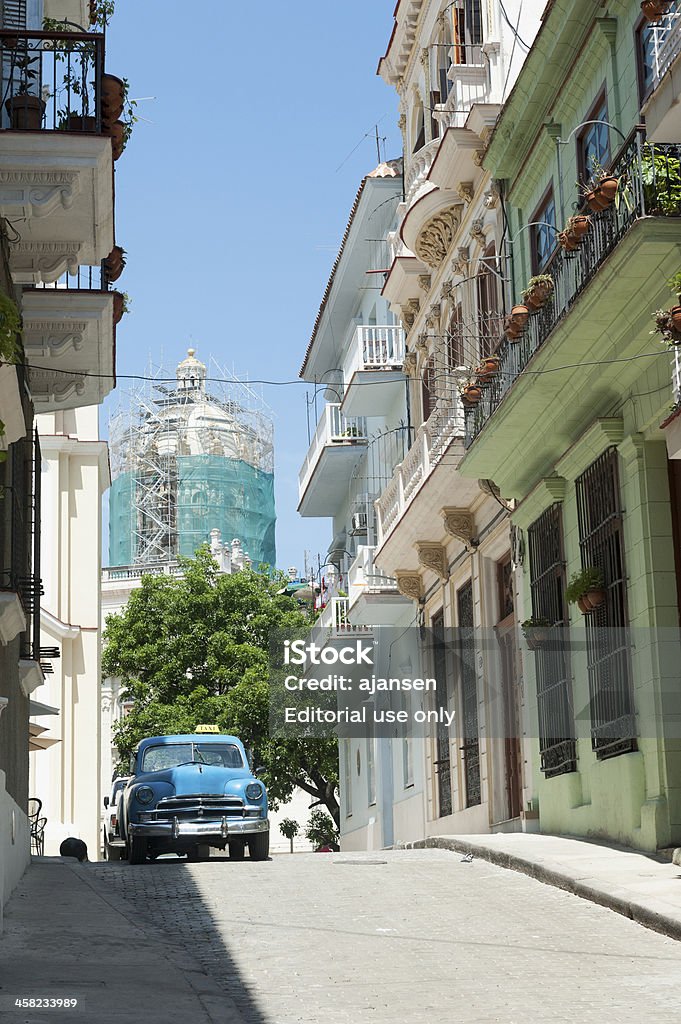 Vecchia auto americana come un taxi a l'Avana, Cuba - Foto stock royalty-free di Ambientazione esterna