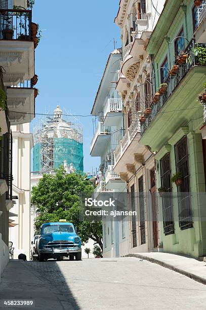 Vecchia Auto Americana Come Un Taxi A Lavana Cuba - Fotografie stock e altre immagini di Ambientazione esterna