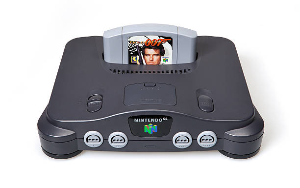 nintendo n64 mit goldeneye 007-spiel - nes stock-fotos und bilder