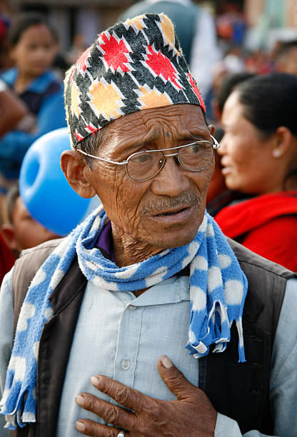 velho homem nepali - dhaka topi imagens e fotografias de stock