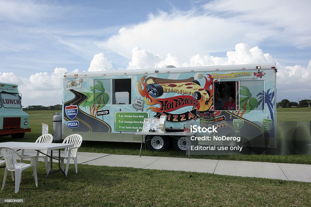 Pizza calda ruote di camion di cibo - Foto stock royalty-free di Affari