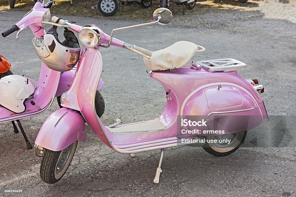 Винтажный розовый Vespa - Стоковые фото Vespa - Brand Name роялти-фри