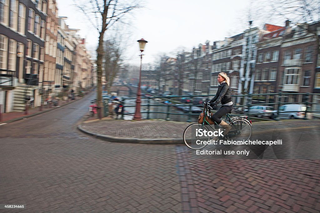 Frau mit dem Fahrrad - Lizenzfrei Aktivitäten und Sport Stock-Foto