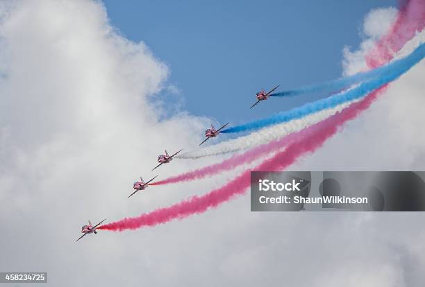 Red Arrows - Fotografie stock e altre immagini di Acrobatica aerea - Acrobatica aerea, Acrobazia, Aeroplano