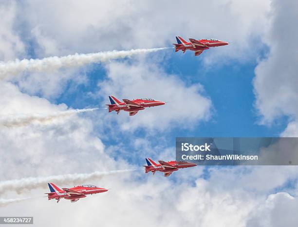 Red Arrows - Fotografie stock e altre immagini di Red Arrows - Red Arrows, Acrobatica aerea, Acrobazia