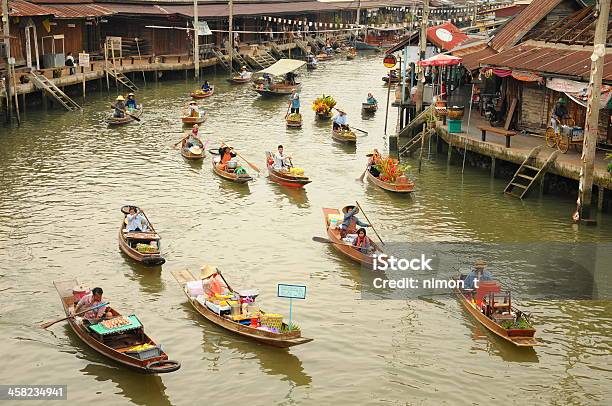 Amphawa Mercato Galleggiante Tailandia - Fotografie stock e altre immagini di Acqua - Acqua, Adulazione, Adulto