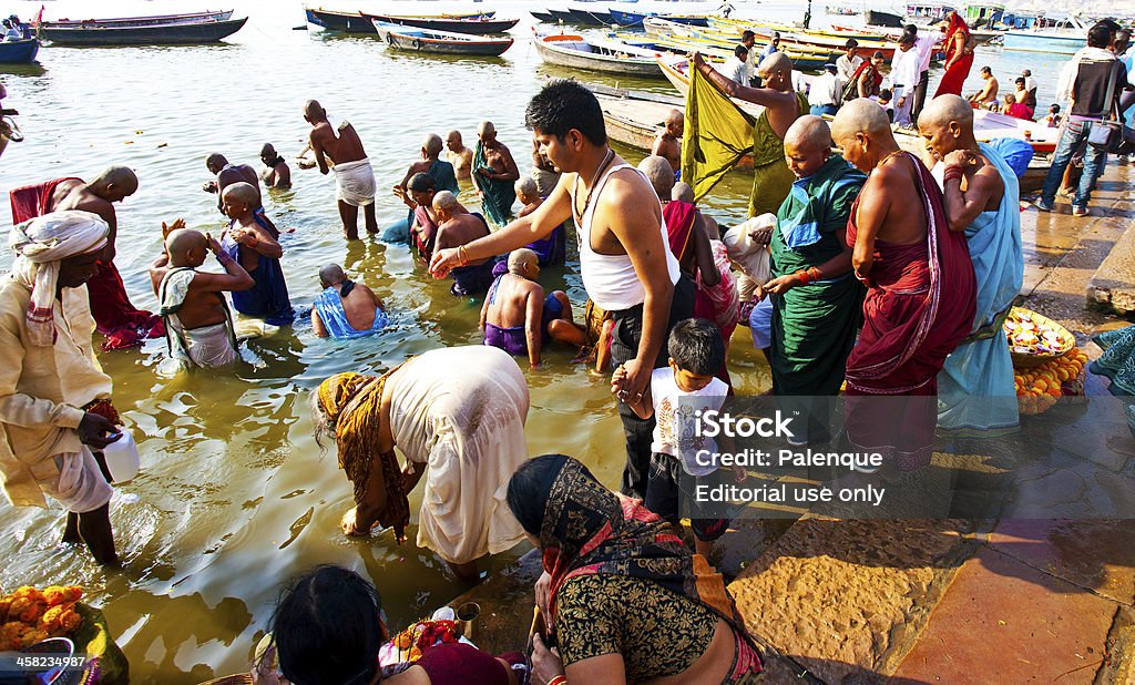 Hindu pessoas tomando banho da manhã no Rio Ganges - Foto de stock de Asiático e indiano royalty-free