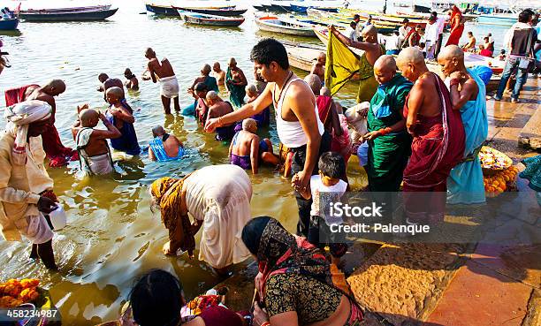 Foto de Hindu Pessoas Tomando Banho Da Manhã No Rio Ganges e mais fotos de stock de Asiático e indiano - Asiático e indiano, Cerimônia Tradicional, Cultura Indiana