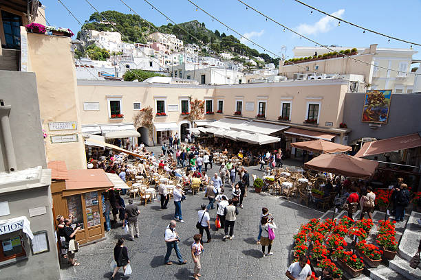 Praça principal de Capri com a torre do sino - foto de acervo