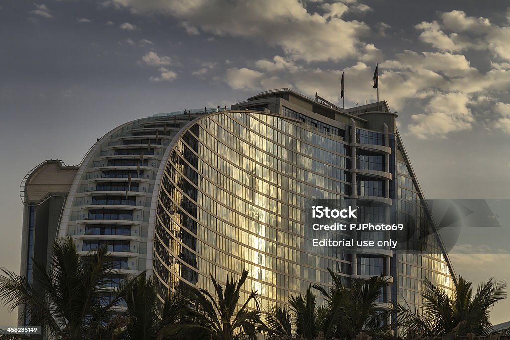 Dubaj-Jumeirah Hotel w chmurze dzień - Zbiór zdjęć royalty-free (Arabia)