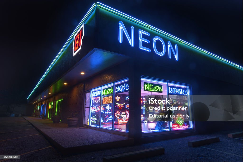 Placa de Neon Store, à noite - Foto de stock de Aberto royalty-free