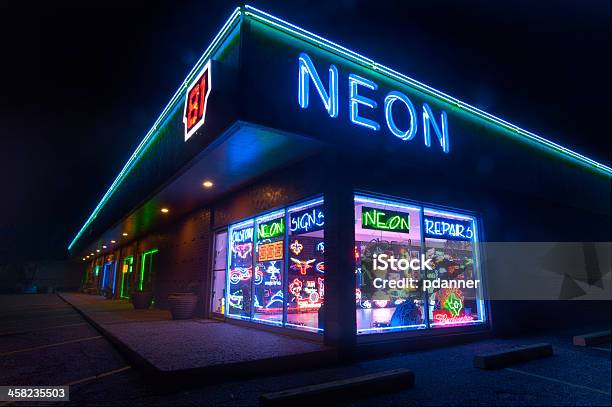 Foto de Placa De Neon Store À Noite e mais fotos de stock de Aberto - Aberto, Azul, Cidade