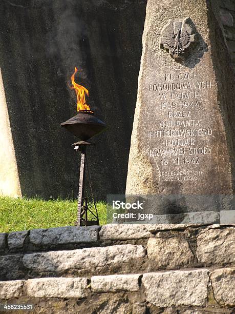 Ewige Flamme In Der Nähe Von Monument Stockfoto und mehr Bilder von Begräbnisstätte - Begräbnisstätte, Brennen, Denkmal