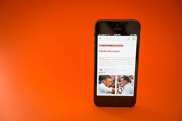 usa 2012 elezione su smartphone iphone 5 di apple - mitt romney immagine foto e immagini stock