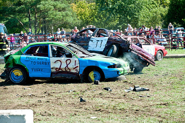 course de vieilles guimbardes - demolition derby photos et images de collection