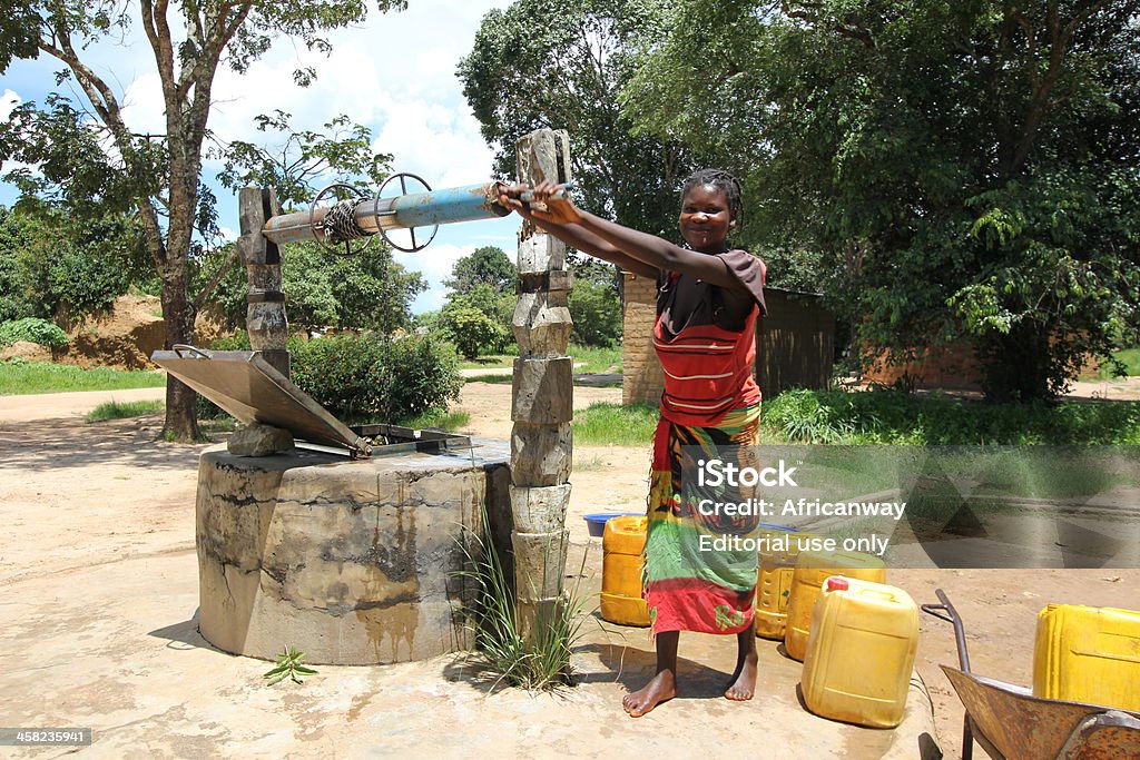 Молодая женщина на воде, так и в Африке - Стоковые фото Буровая скважина роялти-фри