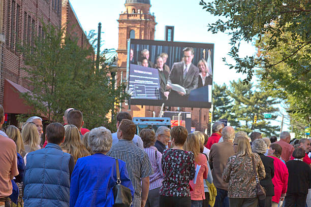 multidão espera para introduzir uma mitt romney campanha de rally - mitt romney political rally usa election imagens e fotografias de stock