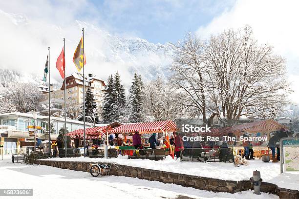 Invierno Mercado En Wengen Suiza Foto de stock y más banco de imágenes de Suiza - Suiza, Mercado de calle, Mercado navideño