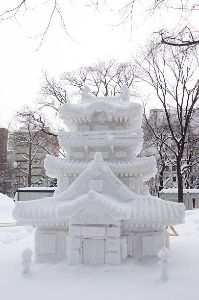 scultura di un tempio giapponese (scintoismo), il festival della neve di sapporo 2013 - shinto japan temple nature foto e immagini stock