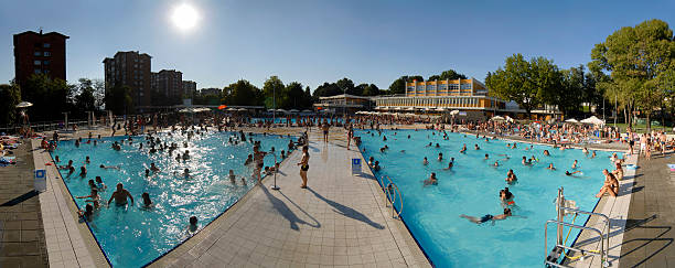 basen tłum panorama z perspektywy ratownika - lifeguard swimming pool summer swimming zdjęcia i obrazy z banku zdjęć