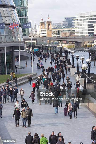 South Bank Di Londra Inghilterra - Fotografie stock e altre immagini di Camminare - Camminare, Fiume Tamigi, Persone