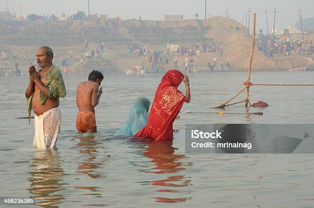 Khumb Mela 기도하기 동안 마사지 용수조 Kumbh Mela에 대한 스톡 사진 및 기타 이미지 - Kumbh Mela, 강, 갠지스 강