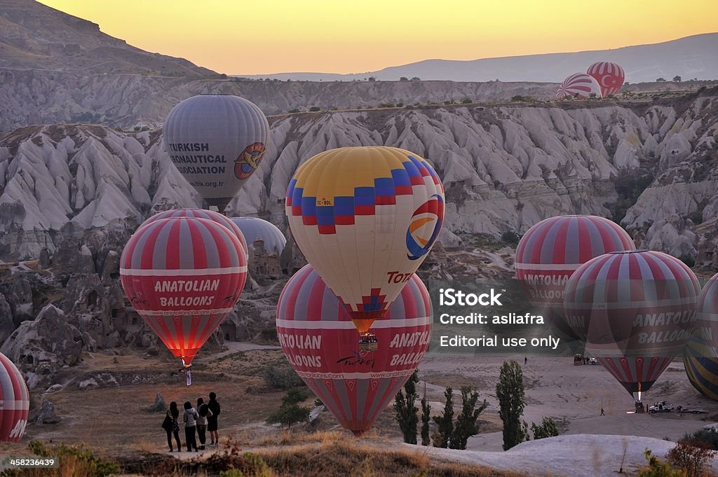 Aria calda palloncini e in Cappadocia. - Foto stock royalty-free di Alba - Crepuscolo