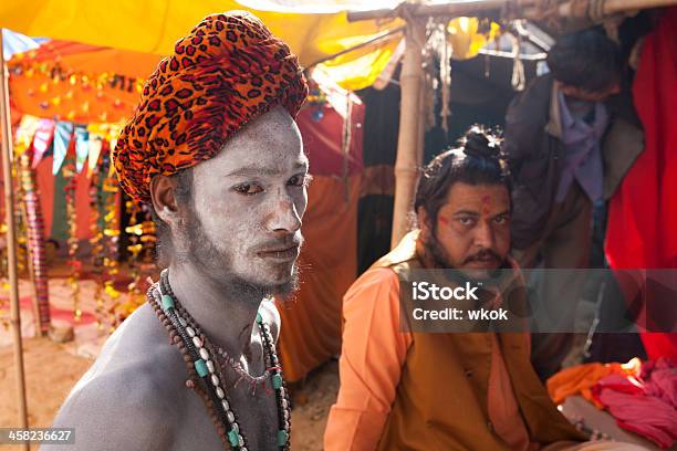 Sadhu Naga Abrangidas Pelo Cinzas Em Kumbh Mela - Fotografias de stock e mais imagens de Haridwar - Haridwar, Ao Ar Livre, Cultura Indiana