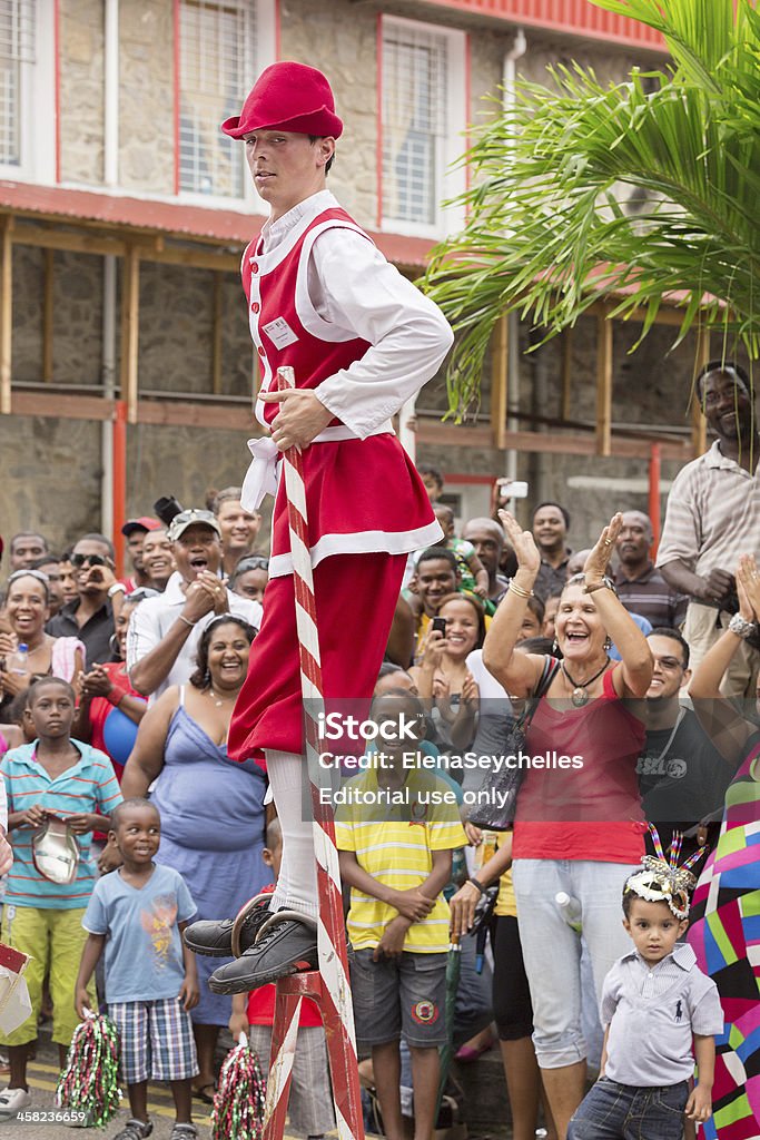 Victoria, Seychelles - 9 febbraio 2013: Carnevale internazionale annuale - Foto stock royalty-free di Trampoli