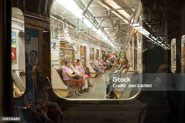 Budapeste Metro E Passageiros - Fotografias de stock e mais imagens de Adulto - Adulto, Budapeste, Capitais internacionais