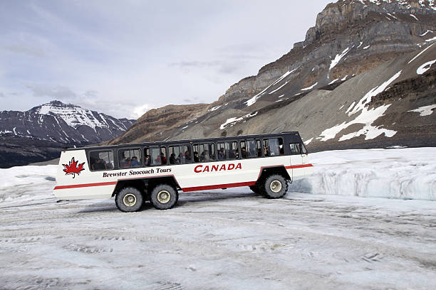 snowcoach - car adventure journey travel photos et images de collection