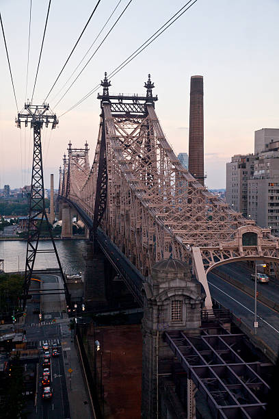 ponte de queensboro, em new york city - vertical lift bridge imagens e fotografias de stock