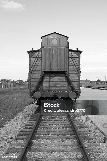 Photo libre de droit de Déportation Break À Auschwitz Birkenau banque d'images et plus d'images libres de droit de Déportation - Déportation, Train, Voie ferrée