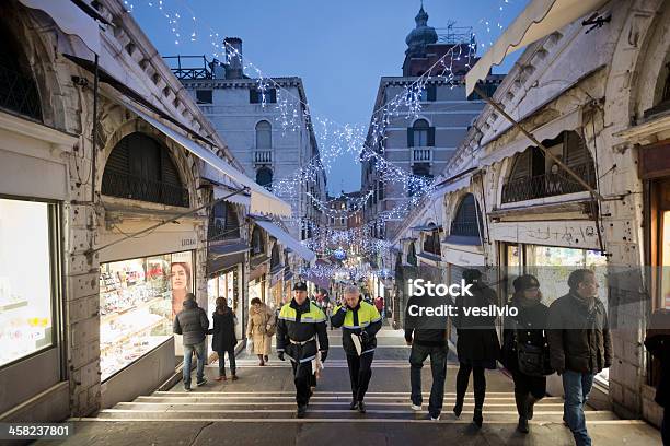 Weihnachtsshopping In Venedig Stockfoto und mehr Bilder von Altstadt - Altstadt, Auslage, Christbaumkugel