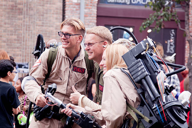 Trois adultes posant comme Ghost Busters caractères - Photo