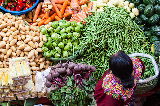 mercado tradicional, na guatemala, chichi - horizontal guatemala leaf vegetable market - fotografias e filmes do acervo