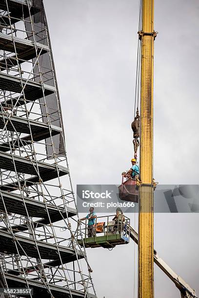 Arbeiter Auf Einer Kranich Stockfoto und mehr Bilder von Arbeiten - Arbeiten, Arbeitssicherheit, Außenaufnahme von Gebäuden