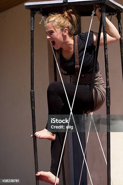 Mujer Gritar En Una Mesa Foto de stock y más banco de imágenes de Acróbata - Acróbata, Actuación - Espectáculo, Actuación - Representación