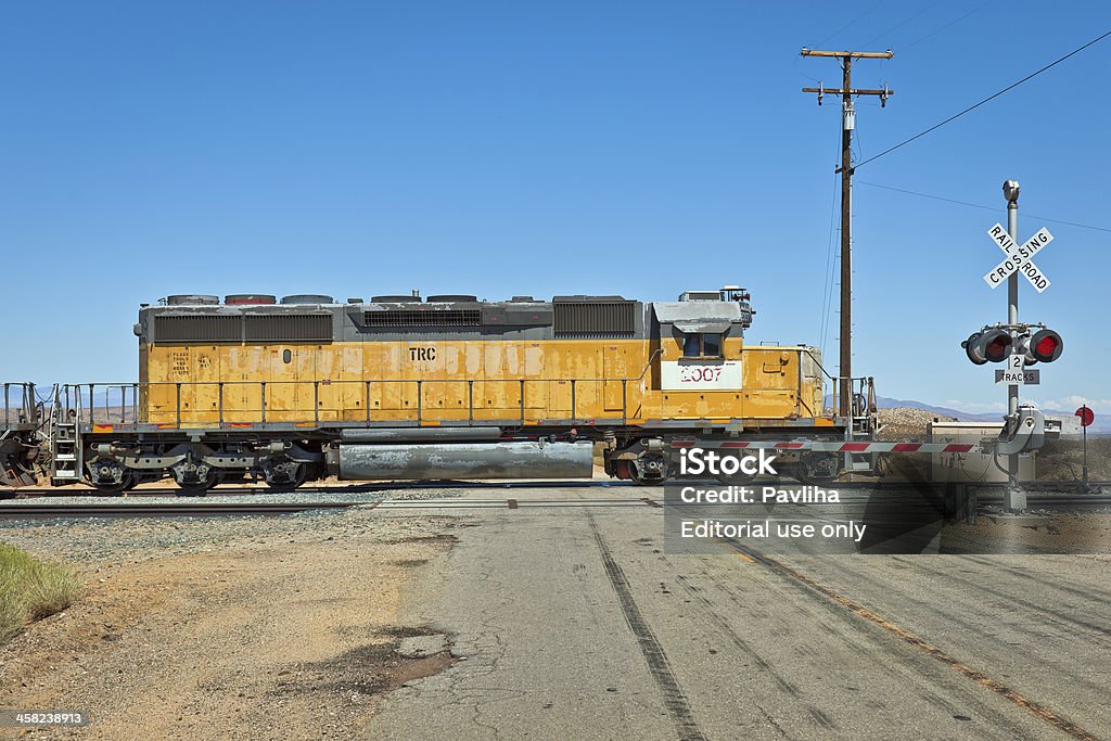 Amarillo locomotora en muerte valley, California, USA - Foto de stock de Aire libre libre de derechos